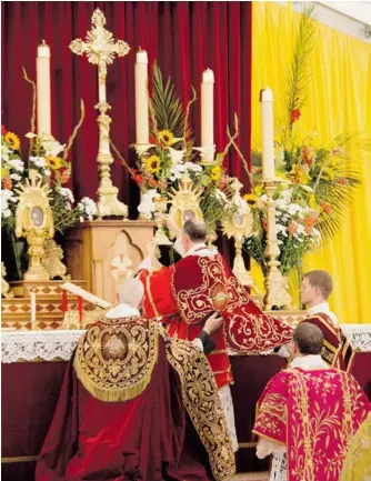  ??  ?? Le saint sacrifice de la messe : renouvelle­ment du sacrifice de la croix de Jésus.