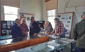  ?? ?? Fascinatin­g history: David Watson, Yvonne Mumford, Arthur Mumford and Dorothy Garcia engrossed in the display.