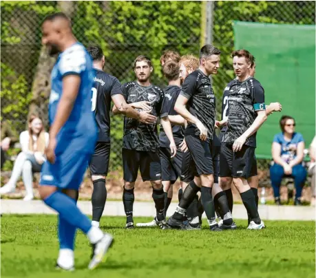  ?? Foto: Daniel Worsch ?? Freude und Erleichter­ung: Die Akteure des SV Weichering konnten am Ende einen knappen und hart erkämpften 3:2-Erfolg beim SV Weichering bejubeln.