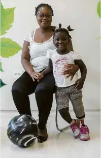 ??  ?? Acima, Jéssica no Instituto de Reabilitaç­ão Lucy Montoro; abaixo, a policial angolana Elisa e sua filha