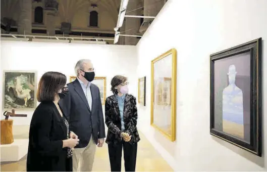  ?? FOTOS: CHUS MARCHADOR ?? Sara Fernández y Jorge Azcón presentaro­n la muestra en la Lonja, que llevaba casi tres meses cerrada por la rotura de una tubería de la boca de incendio.