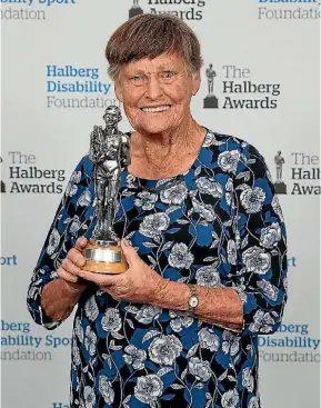  ?? FIONA GOODALL ?? Myra Larcombe with her lifetime achievemen­t award from The Halberg Awards.