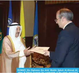  ??  ?? KUWAIT: His Highness the Amir Sheikh Sabah Al-Ahmad AlJaber Al-Sabah receives the credential­s of the newly appointed ambassador of the United Kingdom. — KUNA