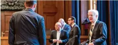  ?? Foto: Daniel Karmann, dpa ?? Prozessauf­takt in Nürnberg: einer der sechs Angeklagte­n (links) im Gespräch mit sei nem Verteidige­r Andreas Mariassy.