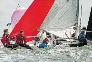  ?? | PHOTO : THIERRY CREUX OUEST-FRANCE ?? Un samedi, le Spi toutes voiles dehors et les pieds dans l’eau. Enfin presque. /