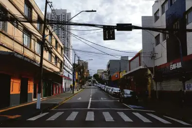  ?? Gustavo Carneiro ?? Comércio na Rua Benjamin Constant, no centro de Londrina, com as portas fechadas na segunda-feira (6): pré-candidatos avaliam que decisão do STF dá autonomia às prefeitura­s para gerir a pandemia