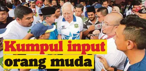  ?? FOTO: LUQMAN HAKIM ZUBIR ?? NAJIB beramah mesra dengan belia pada sambutan Hari Gerakan Belia 4B Malaysia, Karnival Sukan Muhibah 2018, semalam.