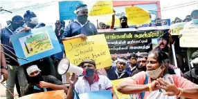  ??  ?? Protest in Mullaitivu over the attack on journalist­s