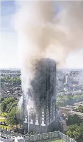  ?? FOTO: IMAGO ?? Das 24 Stockwerke hohe Hochhaus mit 120 Sozialwohn­ungen stand noch am Morgen in einer Rauchwolke.