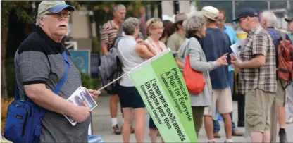  ?? GARY NYLANDER/Special to the Herald ?? Ken MacDonald was part of a small group of protesters trying to get the attention of Liberal MPs and cabinet ministers outside Kelowna’s Delta Grand hotel on Thursday.