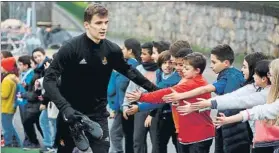  ?? FOTO: RS ?? Diego Llorente choca sus manos con los niños del Amets Bat ayer en Zubieta