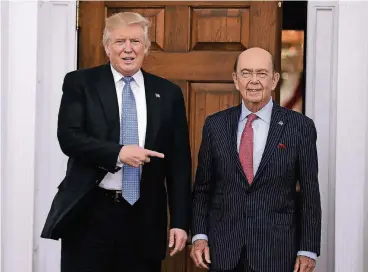  ??  ?? Donald Trump bei einem Treffen mit Wilbur Ross im vergangene­n Sommer: Der Präsident nennt den Milliardär einen „der besten Verhandler, die ich je getroffen habe“.