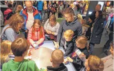  ??  ?? Wie eine große Spielhalle wirkte die erste Museumsnac­ht auf den ersten Blick. Aber es geht darum, Naturwisse­nschaften spielerisc­h zu erleben.