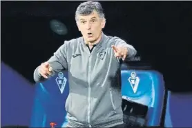  ?? FOTO: EFE ?? Mendilibar, técnico del Eibar, considera que la llegada de Escribá beneficia al Elche