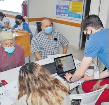  ?? CRUZ / JAVIER ?? El orden para la inmunizaci­ón, será por horarios y de acuerdo a las iniciales de su primer apellido.