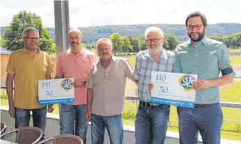  ?? FOTO: CAROLINE MESSICK ?? Reinhold Bühler, Walter Nierlich, Gerhard Harich, Frank Merkt und Tobias Schumacher (von links) stellen das 30. SVS-Jugendturn­ier mit vielen weiteren ehrenamtli­chen Helfern auf die Beine.