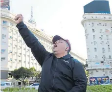  ?? E. FERNÁNDEZ. ?? Obelisco. Festejo en el frío invierno porteño.