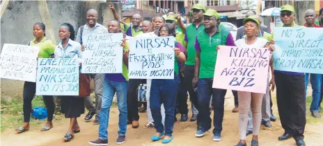  ??  ?? Members of Hope Concept Cooperativ­es(Farmers) Union protesting non payment of credit facility paid by Central Bank of Nigerian to Nigeria Incentive-Based Risk Sharing System for Agricultur­e Lending (NIRSAL) for Farmers in South West in Lagos recently