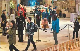  ?? AP ?? Carlos III ante el ataúd de la reina Isabel II.