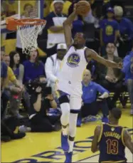  ?? BEN MARGOT — THE ASSOCIATED PRESS ?? Golden State Warriors forward Kevin Durant (35) dunks against the Cleveland Cavaliers during the first half of Game 1 of basketball’s NBA Finals in Oakland Thursday.