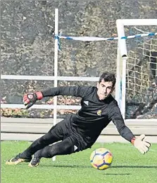  ?? FOTOS: UNCITI ?? Arriba, Januzaj protege el esférico ante Kevin y Andoni Zubiaurre se dispone a atajar un balón a ras de césped. Abajo, Canales se lanza para rebañar un balón ante Juanmi, 0cenda, el analista, ofrece explicacio­nes a los titulares de Leganés y algunos...