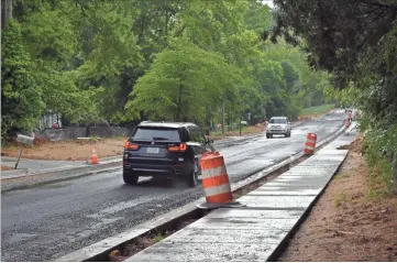  ?? Blake Silvers ?? Looking west from near Richardson Road, cars travel along Peters Street’s now wider road bed as the surface awaits paving and final landscape work.