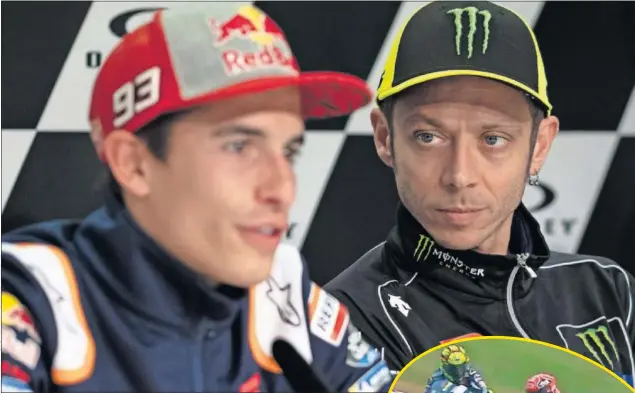  ??  ?? Rossi observa a Márquez en una rueda de prensa. A la derecha, su incidente en Malaisia 2015.