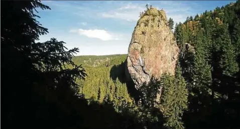  ??  ?? Die fast  Meter hohe Felswand des Falkenstei­ns, eines sogenannte­n Porphyrfel­sens. Foto: Hagen Kuschmerz