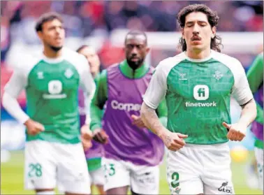  ?? ?? Héctor Bellerín, en un calentamie­nto previo a un partido con el Betis.