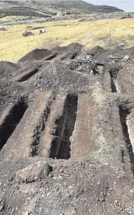  ?? MOHAMED SIALI / EFE ?? Fosas comunes Cementerio de Sidi Salem, en Nador, ayer. -