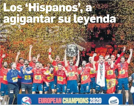  ?? ANDERS WIKLUND / EFE ?? La selección española levanta el trofeo de campeón en el pasado Europeo de Suecia.