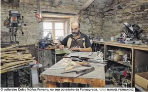  ?? FOTOS MANUEL FERNÁNDEZ ?? O coiteleiro Celso Núñez Ferreiro, no seu obradoiro da Fonsagrada.