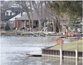  ?? DAXMELMER ?? Houses are surrounded by the rising waters of Belle River in Lakeshore on Wednesday.
