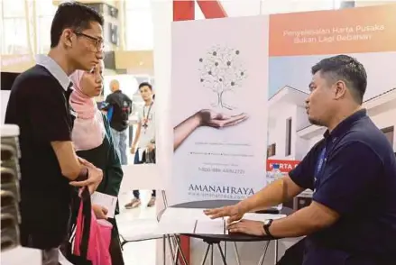  ??  ?? Some of the My Rumah Property Showcase visitors at the Amanah Raya booth in Shah Alam yesterday.