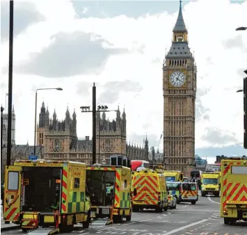  ?? Foto: afp ?? Ein Anschlag direkt im Zentrum der Metropole: Von der Westminste­r Bridge aus, vor Parlament und Big Ben, schlug gestern um 14.40 Uhr ein Einzeltäte­r in London los – zuerst mit dem Auto und dann zu Fuß mit einem Messer.