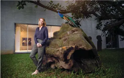  ??  ?? Pointue. Cécile Fakhoury devant sa galerie ouverte en 2012 dans le vert Cocody. Elle exposera l’Ivoirien Ouattara Watts à la Fiac, à Paris, en novembre.