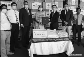  ??  ?? Hu Wei (3rd R), charge d’affaires of the Chinese Embassy to Sri Lanka, hands over the list of medical aid donated by China to Sri Lanka’s Minister of Health Pavithra Wanniarach­chi (4th L) at a handover ceremony in Colombo, Sri Lanka, June 24, 2020.(Photo:Xinhua)