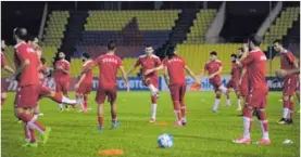  ?? AFP / NAZRULHAD HASHIM ?? Lejos de casa, pero con la ilusión de sacarle una sonrisa a su gente, así entrena la selección siria.