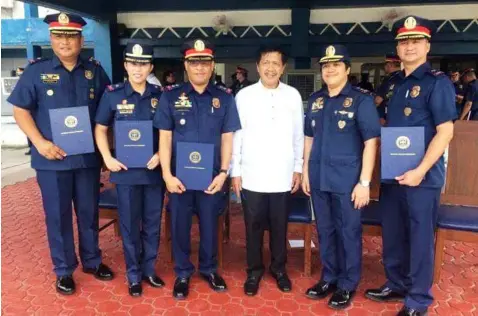  ?? — Chris Navarro ?? DRUG CLEARED. PDEA-3 Director Ismael Fajardo (3rd, R) congratula­tes PChief Insp. Pearl Joy Gollayan of Minalin, PChief Insp. Julius Javier of Masantol and PInsp. Romwald Basa of Sto. Tomas town for having drug cleared barangays in their areas of...