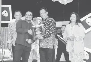  ??  ?? TERIMA KASIH: Abdul Karim nyuaka setipikit ngagai Direktor Teater Jalot Jeman seraya dikemata bala bukai.