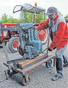  ??  ?? Diesen Standmotor kombiniert Karl Held für den Großen Festzug mit einer historisch­en Dreschmasc­hine.