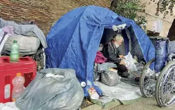  ??  ?? Pulito e in ordine Il clochard di Porta Pinciana nella sua tenda (Proto/Barsoum)