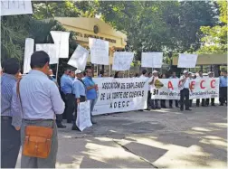  ??  ?? Petición. Empleados pidieron ayer a la Sala de lo Constituci­onal que declare inconstitu­cional el decreto que ordenó recortar fondos a la CCR.