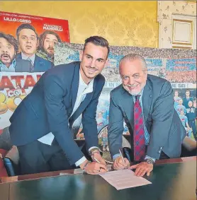  ?? FOTO: NAPOLI ?? Fabián, en el momento de firmar Junto al presidente del Nápoles, Di Laurentiis