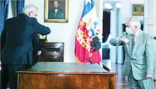  ?? EFE ?? El presidente Sebastián Piñera saluda al nuevo ministro de Sanidad Enrique Paris