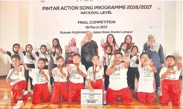  ??  ?? Pupils and teachers of SK Kampung Jepak posing with their medals and RM500 cash prize after securing fifth place in the programme.