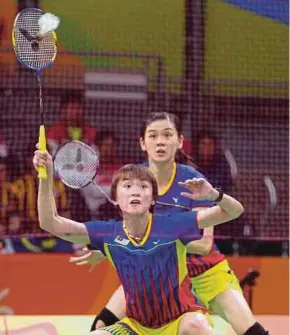  ??  ?? Vivian Hoo (front) and Woon Khe Wei may play after being rested on Wednesday for the quarter-final match against Japan in the Sudirman Cup today.
