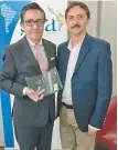  ??  ?? David Aponte (izq.) recibió el premio a nombre del Licenciado Ealy Ortiz.