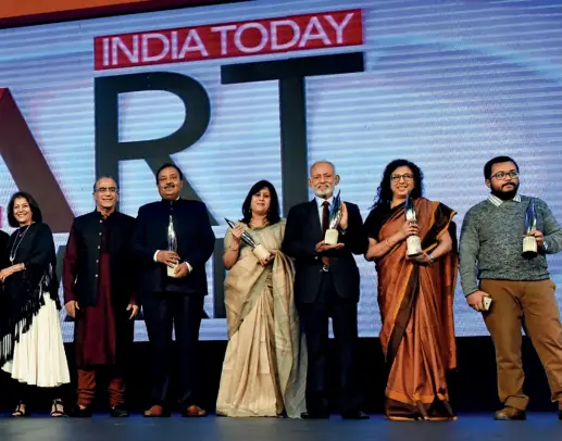  ??  ?? STAR CAST Winners of the India Today Art Awards pose with jury members, among them Rekha Purie and Aroon Purie, in Kolkata