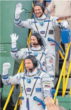  ?? FOTO: AFP ?? Abschied ins All: Die drei Astronaute­n Alexander Gerst, Serena AuñónChanc­ellor (Mitte) und Sergej Prokopjew (unten) gehen am Mittwoch in Baikonur an Bord der Sojus MS-09.
